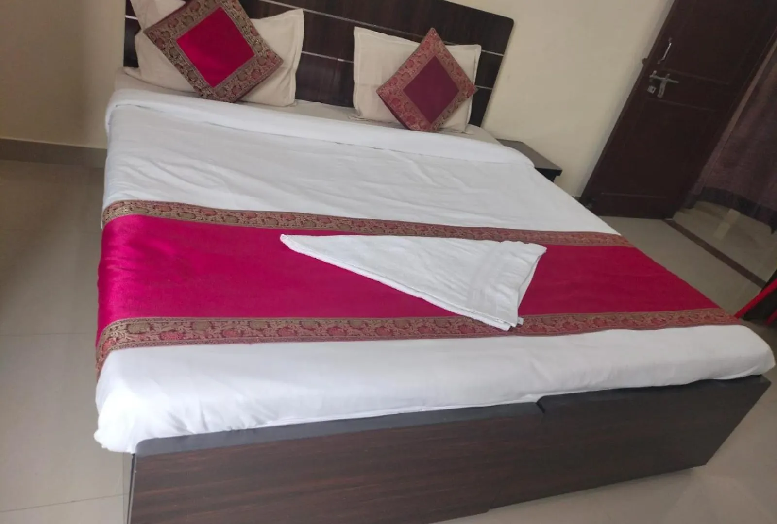 Celebration Apartment- Luxurious Living Accommodation For Families, Just To Temple And Ganga Ghat Varanasi Apartment